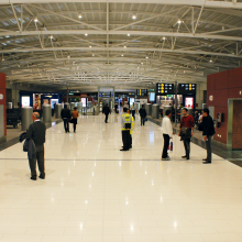 FR/LCA aéroport de Larnaka Chypre : C/S France a apporté les solutions techniques et livré les tapis d’accueil des espaces d’entrées, l’ensemble des coupe-feu et couvre-joints parasismiques et les protections murales (inox et élastomère). 