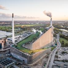 Centre de valorisation des déchets de COPENHAGE avec récupération d'énergie, et piste de ski et de randonnée pédestre sur la toiture végétalisée