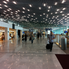 FR/PAR aéroport de Paris CDG : C/S France a fourni les couvre-joints de dilatation pour les sols et les coupe-feu ainsi que l’ensemble du plafonnier pour le nouveau terminal S4 de l’aéroport Charles de Gaulle. 